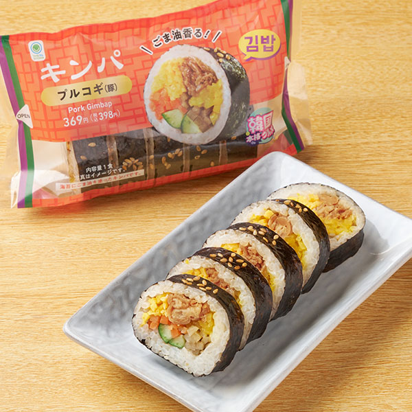 ファミリーマートのキンパ プルコギを比較する。税込価格：398円、カロリー：221kcal、1円あたりカロリー：0.56kcal/円、たんぱく質：7g、1円あたりたんぱく質：0.02g/円、脂質：4.9g、炭水化物：38.2g、食塩相当量：1.6g。本場さながらの、具材感たっぷりのキンパです。甘辛く味付けしたプルコギに、人参・たくあん・きゅうり・ごぼう・錦糸たまごを合わせました。 カットされており、お手軽にお召し上がりいただけます。アレルギー：小麦、卵、ごま、大豆、豚肉、りんご。