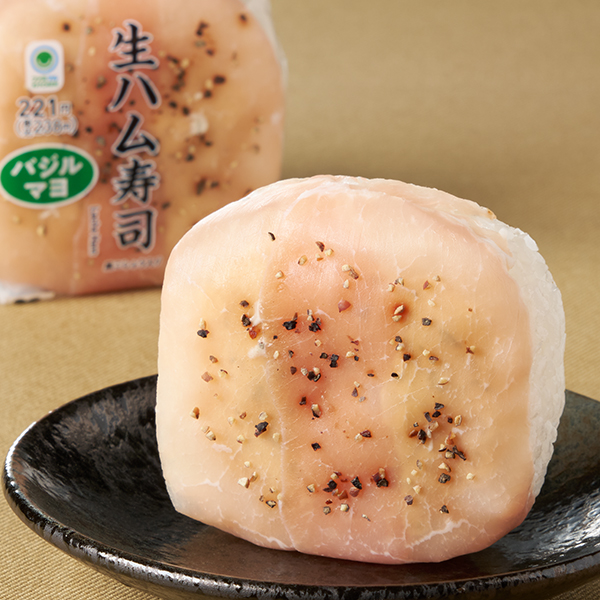 ファミリーマートの生ハム寿司。税込価格：238円、カロリー：222kcal、たんぱく質：5g、脂質：5g、炭水化物：39.3g、食塩相当量：1.8g。生ハムにコクと旨みのあるバジルのマヨソースを合わせた洋風のお寿司です。アレルギー：小麦、卵、乳成分、カシューナッツ、大豆、豚肉、りんご。