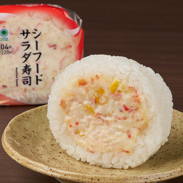 ファミリーマートのシーフードサラダ寿司。税込価格：220円、カロリー：236kcal、たんぱく質：3.8g、脂質：6.7g、炭水化物：40.3g、食塩相当量：1.5g。回転寿司で人気のシーフードサラダがワンハンドで楽しめるお寿司です。アレルギー：えび、かに、小麦、卵、乳成分、いか、大豆、鶏肉、豚肉、りんご、ゼラチン。