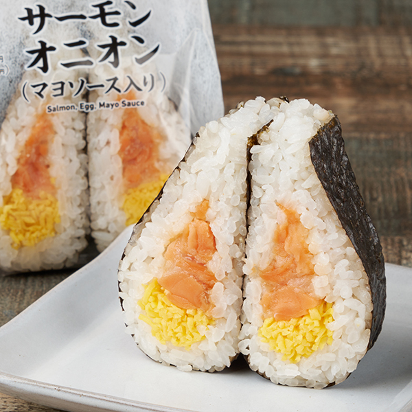 サンド寿司 サーモンオニオン（マヨソース入り） ファミリーマート 醤油や鮭だしで味付けしたサーモンと錦糸たまごをあわせて酢飯と海苔でサンドした食べごたえのあるワンハンド寿司です。