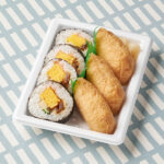 ファミリーマートの助六寿司を比較する。税込価格：587円、カロリー：497kcal、1円あたりカロリー：0.85kcal/円、たんぱく質：15.9g、1円あたりたんぱく質：0.03g/円、脂質：10.2g、炭水化物：86.9g、食塩相当量：3.4g。コク仕立てのいなり寿司3個と、具材の旨みが引き立つ巻寿司4個の助六寿司です。アレルギー：小麦、卵、大豆。