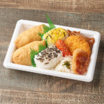 ファミリーマートのいなり&おむすびセットを比較する。税込価格：537円、カロリー：525kcal、1円あたりカロリー：0.98kcal/円、たんぱく質：13.5g、1円あたりたんぱく質：0.03g/円、脂質：17.8g、炭水化物：78.7g、食塩相当量：2.9g。いなり寿司と俵おむすびに、人気のおかずを詰め合わせたセットです。アレルギー：小麦、卵、乳成分、牛肉、ごま、大豆、鶏肉、豚肉、もも、りんご、ゼラチン。