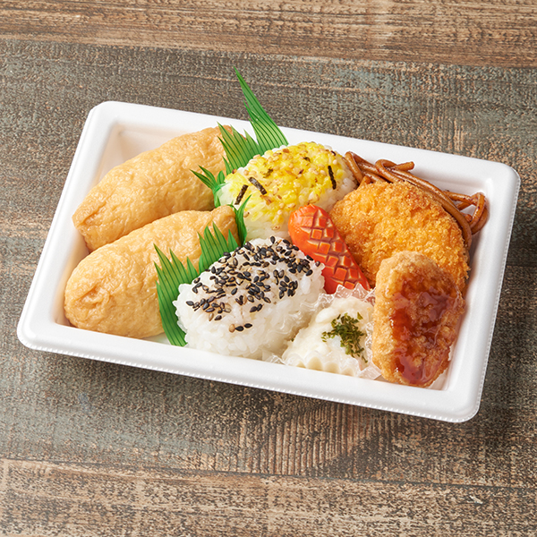 ファミリーマートのいなり&おむすびセットを比較する。税込価格：537円、カロリー：525kcal、1円あたりカロリー：0.98kcal/円、たんぱく質：13.5g、1円あたりたんぱく質：0.03g/円、脂質：17.8g、炭水化物：78.7g、食塩相当量：2.9g。いなり寿司と俵おむすびに、人気のおかずを詰め合わせたセットです。アレルギー：小麦、卵、乳成分、牛肉、ごま、大豆、鶏肉、豚肉、もも、りんご、ゼラチン。