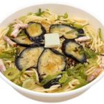 古川なすとベーコンのバター醤油パスタ セブンイレブン 宮城県産古川なす，ベーコン，青葱，刻み海苔，バターを盛り付けた、バター醤油味の和風パスタです。