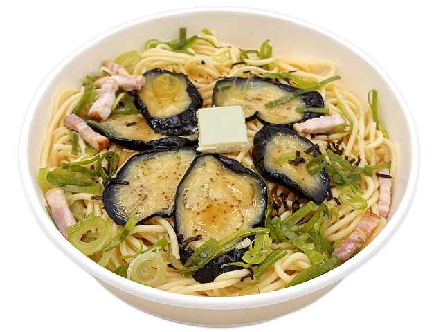 古川なすとベーコンのバター醤油パスタ セブンイレブン 宮城県産古川なす，ベーコン，青葱，刻み海苔，バターを盛り付けた、バター醤油味の和風パスタです。