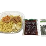 セブンイレブンのそばつゆ仕立てのぶっかけざる中華。税込価格：367円、カロリー：374kcal、たんぱく質：10.1g、脂質：6.5g、炭水化物：71.8g、糖質：65.7g、食物繊維：6.1g、食塩相当量：2.8g。北東北で馴染み深いざる中華をぶっかけタイプに仕立てた冷たい中華麺です。アレルギー：卵、小麦、えび。