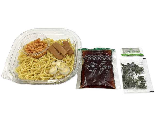 セブンイレブンのそばつゆ仕立てのぶっかけざる中華。税込価格：367円、カロリー：374kcal、たんぱく質：10.1g、脂質：6.5g、炭水化物：71.8g、糖質：65.7g、食物繊維：6.1g、食塩相当量：2.8g。北東北で馴染み深いざる中華をぶっかけタイプに仕立てた冷たい中華麺です。アレルギー：卵、小麦、えび。