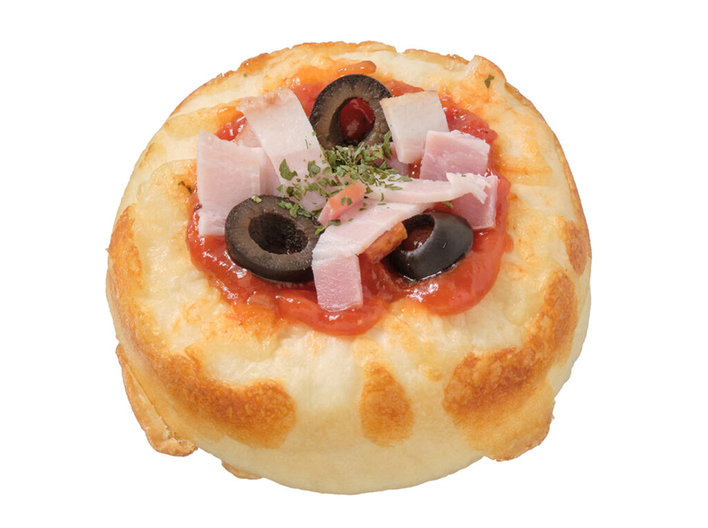 チーズに沼るトマト＆ベーコン セブンイレブン ふわもち食感の生地にたっぷりのチーズソースを包み込み、上からトマトソース、ベーコン、オリーブ、パセリをのせた商品。