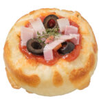 チーズに沼るトマト＆ベーコン セブンイレブン ふわもち食感の生地にたっぷりのチーズソースを包み込み、上からトマトソース、ベーコン、オリーブ、パセリをのせた商品。