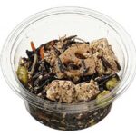 セブンイレブンの７種具材のお豆腐とひじきの煮物を比較する。税込価格：235円、カロリー：110kcal、1円あたりカロリー：0.47kcal/円、たんぱく質：8g、1円あたりたんぱく質：0.03g/円、脂質：5.2g、炭水化物：10.1g、糖質：5.4g、食物繊維：4.7g、食塩相当量：1.3g。ひじき、豆腐、枝豆、蓮根、油揚げ、人参、ごぼうの７品目を使用した味染みの良いひじきの煮物です。アレルギー：小麦。