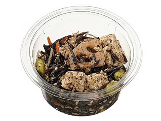セブンイレブンの７種具材のお豆腐とひじきの煮物を比較する。税込価格：235円、カロリー：110kcal、1円あたりカロリー：0.47kcal/円、たんぱく質：8g、1円あたりたんぱく質：0.03g/円、脂質：5.2g、炭水化物：10.1g、糖質：5.4g、食物繊維：4.7g、食塩相当量：1.3g。ひじき、豆腐、枝豆、蓮根、油揚げ、人参、ごぼうの７品目を使用した味染みの良いひじきの煮物です。アレルギー：小麦。