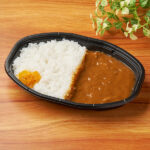 ファミリーマートの30種類以上のスパイスが決め手のこだわりカレー。税込価格：450円、カロリー：564kcal、たんぱく質：12.7g、脂質：11.5g、炭水化物：103.6g、食塩相当量：3.7g。野菜の旨みが感じられる、定番のこだわりカレーです。30種類以上のスパイスで味わい深いスパイシーな味付けに仕立てました。アレルギー：小麦、卵、乳成分、牛肉、ごま、大豆、鶏肉、豚肉、やまいも、りんご、ゼラチン。