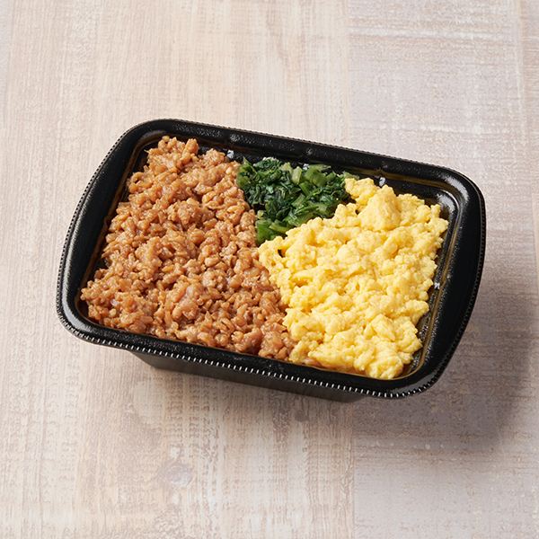ファミリーマートの鶏のうまみ！鶏そぼろ弁当。税込価格：398円、カロリー：359kcal、たんぱく質：11.3g、脂質：6.3g、炭水化物：65.1g、食塩相当量：1.2g。鶏そぼろ、たまごそぼろ、野沢菜を盛り付けた彩りの良い小容量のお弁当です。アレルギー：小麦、卵、大豆、鶏肉、ゼラチン。