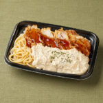 ファミリーマートの鶏天タルタル弁当を比較する。税込価格:538円、カロリー:782kcal、1円あたりカロリー:1.45kcal/円、たんぱく質:22.8g、1円あたりたんぱく質:0.04g/円、脂質:36.6g、炭水化物:91.6g、食塩相当量:3.7g。具材感のあるタルタルソースをたっぷりかけた鶏天のお弁当です。鶏天にかかったほどよい酸味があるタレとタルタルソースの相性が抜群の一品です。アレルギー:小麦、卵、乳成分、ごま、大豆、鶏肉、りんご、ゼラチン。