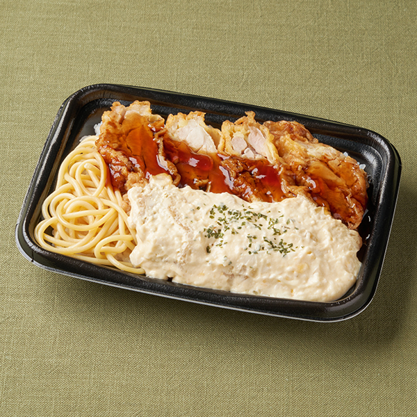 ファミリーマートの鶏天タルタル弁当を比較する。税込価格：538円、カロリー：782kcal、1円あたりカロリー：1.45kcal/円、たんぱく質：22.8g、1円あたりたんぱく質：0.04g/円、脂質：36.6g、炭水化物：91.6g、食塩相当量：3.7g。具材感のあるタルタルソースをたっぷりかけた鶏天のお弁当です。鶏天にかかったほどよい酸味があるタレとタルタルソースの相性が抜群の一品です。アレルギー：小麦、卵、乳成分、ごま、大豆、鶏肉、りんご、ゼラチン。