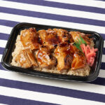 ファミリーマートの炙り焼 鳥めし弁当（麦飯）を比較する。税込価格：578円。甘じょっぱいタレで味付けし炙り焼きをした鶏肉でご飯が進むお弁当です。醤油の香ばしさがアクセントです。