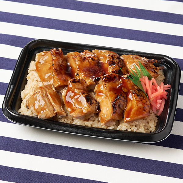 ファミリーマートの炙り焼 鳥めし弁当（麦飯）を比較する。税込価格：578円。甘じょっぱいタレで味付けし炙り焼きをした鶏肉でご飯が進むお弁当です。醤油の香ばしさがアクセントです。
