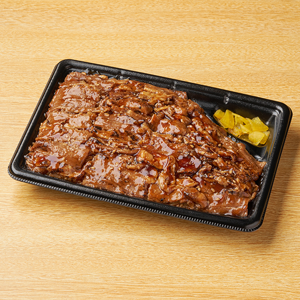 ファミリーマートの特製ダレの炙り焼牛カルビ重を比較する。税込価格：698円、カロリー：702kcal、1円あたりカロリー：1.01kcal/円、たんぱく質：19.6g、1円あたりたんぱく質：0.03g/円、脂質：21.7g、炭水化物：107.3g、食塩相当量：2.8g。直火で炙った香ばしい香りの牛カルビ肉に、コチュジャンや豆板醤、りんご果汁などを使用したコクのあるタレをトッピングした飽きのこない仕立ての牛カルビ重です。アレルギー：小麦、卵、牛肉、ごま、大豆、りんご、ゼラチン。