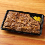 増量　特製ダレの炙り焼牛カルビ重 ファミリーマート 期間限定でご飯を20％増量している商品。直火で炙った香ばしい香りの牛肉に、コチュジャンや豆板醤などを使用したコクのあるタレをトッピングした牛カルビ重。