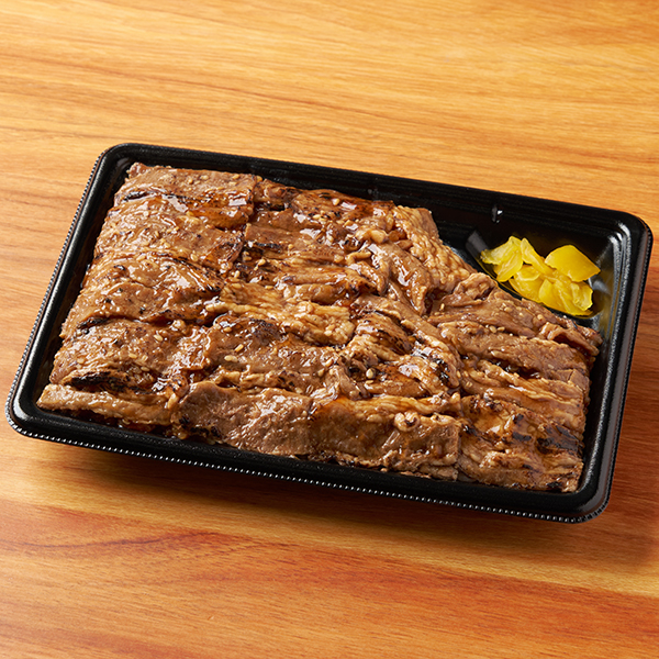 増量　特製ダレの炙り焼牛カルビ重 ファミリーマート 期間限定でご飯を20％増量している商品。直火で炙った香ばしい香りの牛肉に、コチュジャンや豆板醤などを使用したコクのあるタレをトッピングした牛カルビ重。