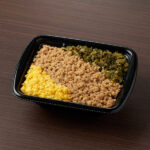 ファミリーマートの【北海道】鶏そぼろ弁当。税込価格：368円。ご飯が進む味付けの鶏そぼろと玉子そぼろ、高菜をトッピングしたミニタイプのお弁当です。
