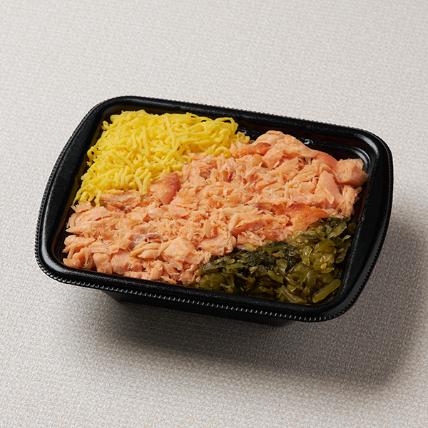 ファミリーマートの【北海道】鮭ほぐしごはん（和だしごはん）。税込価格：460円。和風だしで炊いたご飯の上に、銀鮭ほぐし・高菜・錦糸たまごをトッピングしたミニ弁当です。