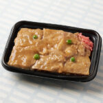 ファミリーマートの【北陸】甘辛みそ豚重（麦飯）を比較する。税込価格：598円。3種類の味噌を使用した、旨みやコクのあるタレと絡めてトッピングした豚丼です。