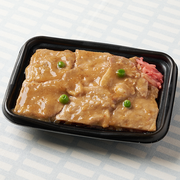 ファミリーマートの【北陸】甘辛みそ豚重（麦飯）を比較する。税込価格：598円。3種類の味噌を使用した、旨みやコクのあるタレと絡めてトッピングした豚丼です。