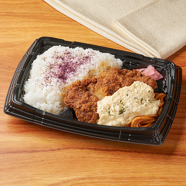 ファミリーマートの【東海】タルタル&味噌チキンカツ弁当を比較する。税込価格：698円。味噌カツとタルタルソースを組み合わせたお弁当です。味噌チキンカツは、八丁味噌・三温糖などを使用した、味噌のコクと甘み・だしを感じる味わいです。