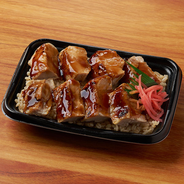 ファミリーマートの【関東】炙り焼 鳥めし弁当（麦飯）を比較する。税込価格：578円、カロリー：616kcal、1円あたりカロリー：1.07kcal/円、たんぱく質：31.7g、1円あたりたんぱく質：0.05g/円、脂質：18.5g、炭水化物：81.9g、食塩相当量：4.6g。地域で好まれる甘みがきいた醤油ダレで味付けした鶏肉とご飯の相性を楽しめる、醤油の香ばしさもアクセントになったお弁当です。アレルギー：小麦、卵、大豆、鶏肉、ゼラチン。