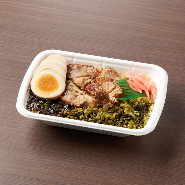 炙りチャーシューごはん ファミリーマート 甘じょっぱいタレで味付けをした炙りチャーシューとごま高菜でご飯が進むお弁当です。醤油味のゆでたまごを添えました。