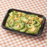 ファミリーマートの【関東】ゴーヤーチャンプルー弁当。税込価格：537円、カロリー：390kcal、たんぱく質：10.4g、脂質：10.4g、炭水化物：64.7g、食塩相当量：3.1g。ゴーヤとだし入りのたまごや豚肉、人参を合わせたゴーヤーチャンプルー弁当です。ゴーヤはかつおだしに漬け込んでから焼き、ほろ苦さと旨みのバランスが良い味付けにしました。アレルギー：小麦、卵、乳成分、ごま、大豆、鶏肉、豚肉、ゼラチン。