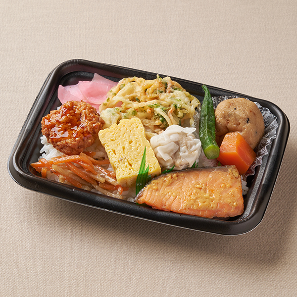 ファミリーマートの銀鮭西京焼きと8種おかず弁当を比較する。税込価格：598円、カロリー：542kcal、1円あたりカロリー：0.91kcal/円、たんぱく質：18.5g、1円あたりたんぱく質：0.03g/円、脂質：16.9g、炭水化物：80.1g、食塩相当量：3g。銀鮭の西京焼きをメインに、煮物、厚焼き玉子、かき揚げ、シュウマイなど8種類の人気のおかずを盛り付けたお弁当です。アレルギー：えび、かに、小麦、卵、乳成分、オレンジ、ごま、さけ、大豆、鶏肉、豚肉、りんご、ゼラチン。