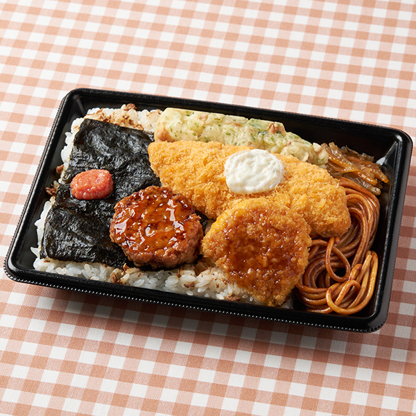 増量 明太海苔弁当 ファミリーマート 期間限定でご飯を20％増量しています。白身魚フライ、明太子、ちくわの磯辺揚げ、コロッケなどを盛り合わせた海苔弁当です。