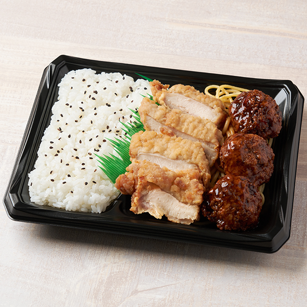 にんにくから揚げ&ふんわり肉だんご弁当 ファミリーマート 醤油から揚げと甘酢を絡めたふんわりとした食感の肉だんごを盛り付けたボリューム感のあるお弁当。