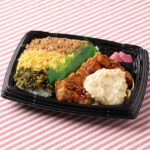 増量 3色そぼろ&チキン南蛮弁当 ファミリーマート 期間限定でご飯を20％増量しています。鶏そぼろ、たまごそぼろ、ごま高菜をトッピングしたごはんとチキン南蛮を組み合わせたお弁当です。