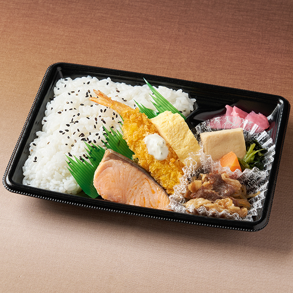 ファミリーマートの【関西】銀鮭幕の内弁当を比較する。税込価格：578円。銀鮭、たまご焼・海老フライ、牛すき煮、ほうれん草のだし煮、高野豆腐の煮物、人参の煮物を盛り付けた幕の内弁当です。