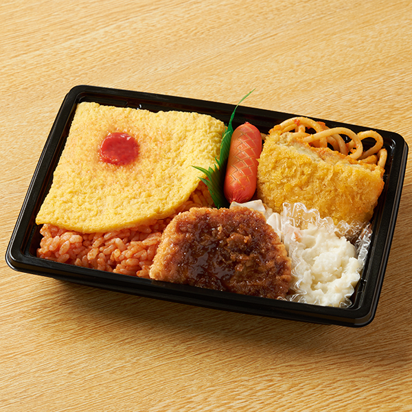 【九州】洋食バラエティ弁当 ファミリーマート 薄焼きたまごをのせたケチャップライスと、ナポリタン、カレーコロッケ、赤ウインナー、メンチカツなどのおかずを詰め合わせたお弁当です。