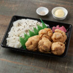 ファミリーマートの【九州】九州醤油仕立ての唐揚弁当を比較する。税込価格：598円。九州醤油などで味付けをしたから揚げ弁当です。別添でスパイスとマヨネーズが付いており、自分好みの味で楽しめます。