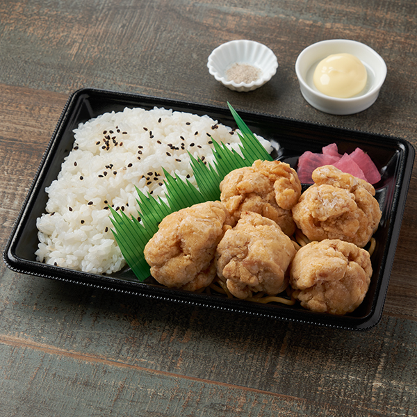 ファミリーマートの【九州】九州醤油仕立ての唐揚弁当を比較する。税込価格：598円。九州醤油などで味付けをしたから揚げ弁当です。別添でスパイスとマヨネーズが付いており、自分好みの味で楽しめます。