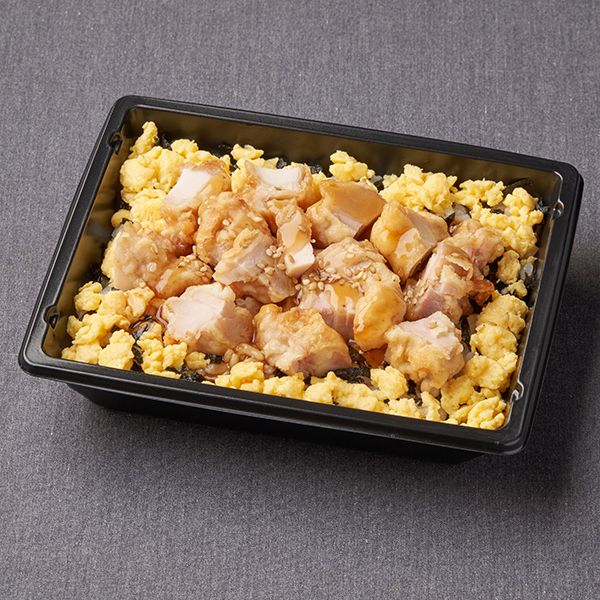 ファミリーマートの【中国地方】とりめし弁当を比較する。税込価格：538円。鶏もも肉のから揚げに甘辛いタレをかけ、たまごそぼろをのせたお弁当です。