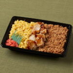 ファミリーマートの【四国・九州】から揚げとそぼろ弁当。税込価格：498円。たまごそぼろ、鶏そぼろをのせたご飯に、甘めのタレをかけた鶏から揚げをトッピングした弁当です。