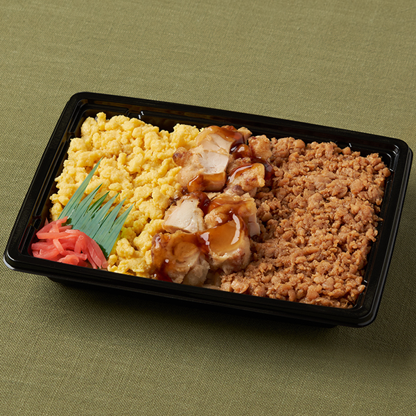 ファミリーマートの【四国・九州】から揚げとそぼろ弁当。税込価格：498円。たまごそぼろ、鶏そぼろをのせたご飯に、甘めのタレをかけた鶏から揚げをトッピングした弁当です。