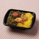 ファミリーマートの【九州】高菜明太ごはん（麦飯）。税込価格：398円。高菜炒めと明太子、錦糸たまごを麦飯に合わせた小容量のお弁当です。あごだしから揚げが付いています。