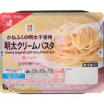 セブンイレブンの７プレミアム 明太クリームパスタ。税込価格：300円、カロリー：389kcal、たんぱく質：13.3g、脂質：12.3g、炭水化物：58.4g、糖質：53.8g、食物繊維：4.6g、食塩相当量：2.9g。かねふくの明太子と和風だしを組み合わせ、旨味がしっかり感じられる明太クリームパスタです。アレルギー：乳、小麦。