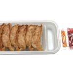 セブンイレブンの焼き餃子 ６個入りを比較する。税込価格：333円、カロリー：336kcal、1円あたりカロリー：1.01kcal/円、たんぱく質：12.5g、1円あたりたんぱく質：0.04g/円、脂質：12.1g、炭水化物：45.5g、糖質：43g、食物繊維：2.5g、食塩相当量：2.1g。もっちり食感の皮と香味豊かな中具を組み合わせた焼き餃子です。アレルギー：卵、小麦。