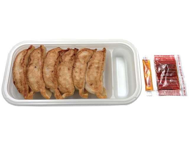 セブンイレブンの焼き餃子 ６個入りを比較する。税込価格：333円、カロリー：336kcal、1円あたりカロリー：1.01kcal/円、たんぱく質：12.5g、1円あたりたんぱく質：0.04g/円、脂質：12.1g、炭水化物：45.5g、糖質：43g、食物繊維：2.5g、食塩相当量：2.1g。もっちり食感の皮と香味豊かな中具を組み合わせた焼き餃子です。アレルギー：卵、小麦。