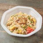 大盛！背脂チャーシュー炒飯 ファミリーマート チャーシューの肉の旨みと背脂のコクを加え、香ばしく仕上げた大盛の食べごたえがある炒飯です。