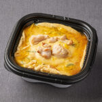 ファミリーマートのお出汁染み込む ふんわり玉子の親子丼を比較する。税込価格：598円、カロリー：491kcal、1円あたりカロリー：0.82kcal/円、たんぱく質：18.4g、1円あたりたんぱく質：0.03g/円、脂質：12.6g、炭水化物：76.4g、食塩相当量：2.7g。かつおと昆布のだしが香る割り下で、柔らかな鶏肉をたまごとじにした親子丼です。アレルギー：小麦、卵、大豆、鶏肉、ゼラチン。