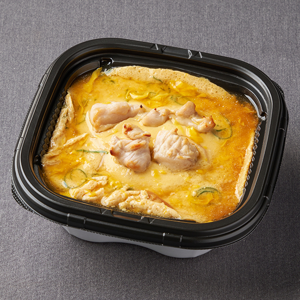 ファミリーマートのお出汁染み込む ふんわり玉子の親子丼を比較する。税込価格：598円、カロリー：491kcal、1円あたりカロリー：0.82kcal/円、たんぱく質：18.4g、1円あたりたんぱく質：0.03g/円、脂質：12.6g、炭水化物：76.4g、食塩相当量：2.7g。かつおと昆布のだしが香る割り下で、柔らかな鶏肉をたまごとじにした親子丼です。アレルギー：小麦、卵、大豆、鶏肉、ゼラチン。